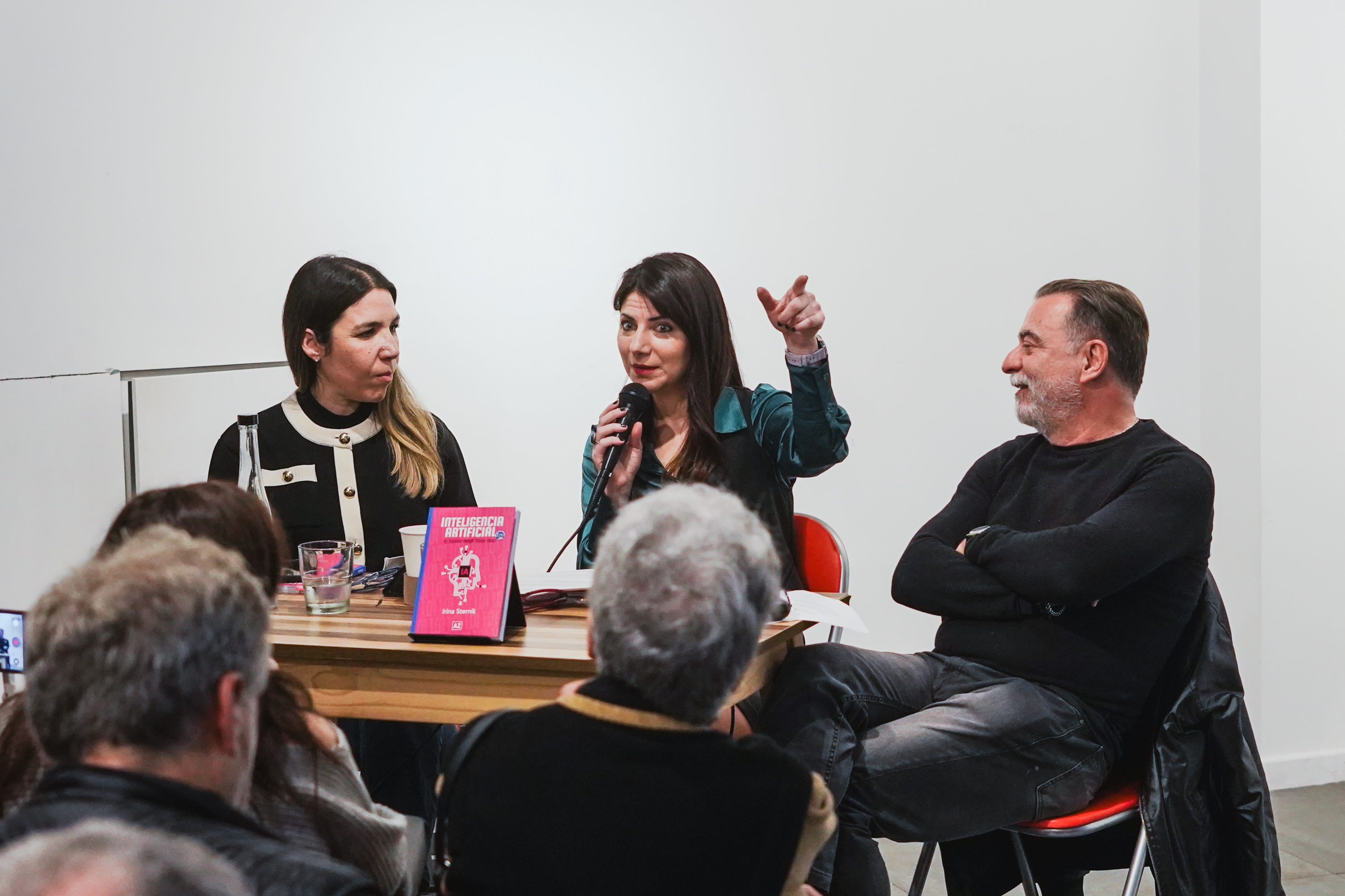 Irina Sternik dando una charla